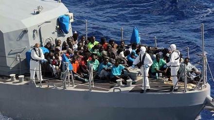 Vorerst gerettet. Afrikanische Flüchtlinge an Bord eines Schiffes der maltesischen Marine.