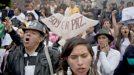 In Bogotá gehen seit Tagen Menschen auf die Straße, um die Fortsetzung der Friedensgespräche zu fordern.