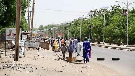 Aus Maiduguri, der größten Stadt im Bundesstaat Borno, fliehen nach einem erneuten Boko-Haram-Angriff viele Einwohner.
