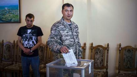 "Volksgouverneur" Bolotow gibt am Sonntag beim Referendum in Donezk seine Stimme ab.