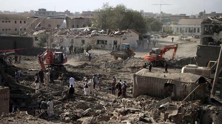 Mindestens 15 Menschen kamen bei der Explosion einer Bombe in einem Lastwagen in Kabul ums Leben. Mehrere Häuser in der Umgebung wurden zerstört. 