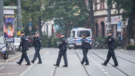 Mehrere Polizisten im Sperrgebiet in Frankfurt am Main.