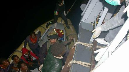 Handelsschiffe und die italienische Küstenwache haben am Montag und Dienstag rund 4000 Bootsfüchtlinge aus zum Teil seeuntüchtigen Booten gerettet. Dieses Foto haben italienische Behörden veröffentlicht. 