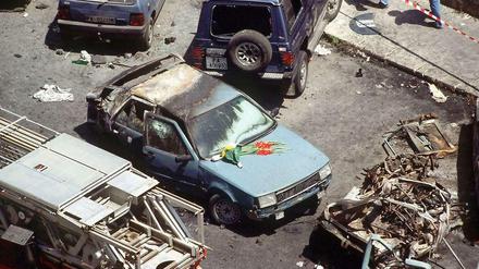 Blumen der Trauer lagen im Juli 1992 in Palermo auf der Motorhaube des Wagens, in dem der Richter Paolo Borsellino starb.
