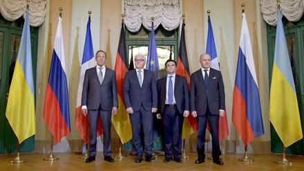 Außenminister Frank-Walter Steinmeier mit seinen Kollegen aus Russland, Sergej Lawrow (l.), der Ukraine, Pawlo Klimkin (2.v.r.), und Frankreich Laurent Fabius (r.).