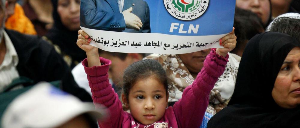 Mädchen mit Poster für Staatspräsident Bouteflika