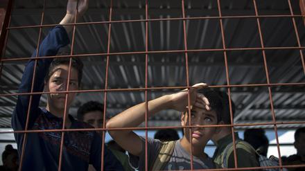 Jungen warten in einem Flüchtlingslager an der mazedonisch-griechischen Grenze auf einen Zug. 