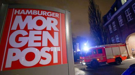 Ein Feuerwehrfahrzeug vor dem Gebäude der "Hamburger Morgenpost".