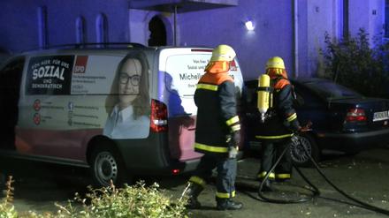 Feuerwehr im Einsatz nach Brandanschlag auf Autos der SPD-Politikerin Michelle Müntefering