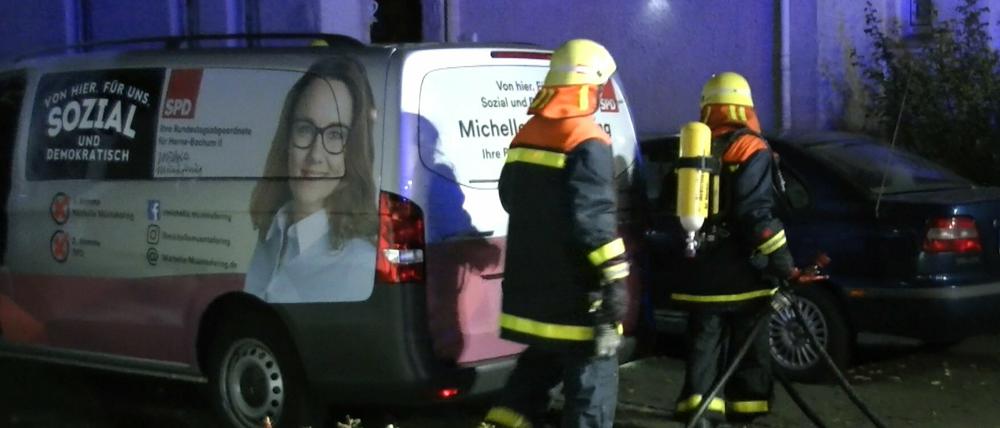Feuerwehr im Einsatz nach Brandanschlag auf Autos der SPD-Politikerin Michelle Müntefering