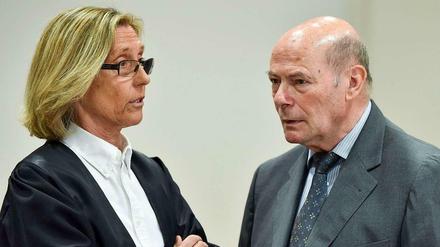 Wolfgang Fürniß am Mittwoch im Gespräch mit seiner Anwältin Andrea Combé.