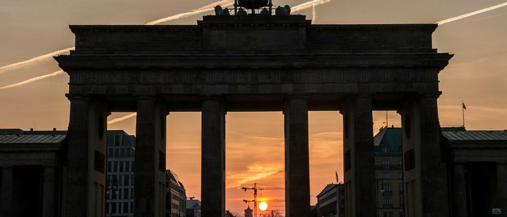 Angestrahlt von der Sonne - das Brandenburger Tor. 