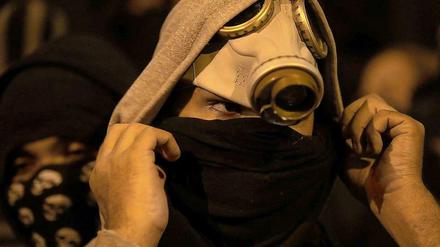 Ein Demonstrant mit Gasmaske in Rio de Janeiro