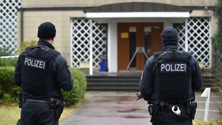 Polizisten bewachen am Sonntag in Bremen die Synagoge.