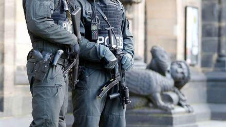 Nach einer Terrorwarnung zeigt die Polizei massive Präsenz in Bremen.