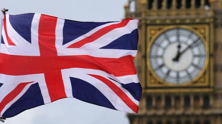 Schon einige Minuten nach zwölf: Der Union Jack weht vor Big Ben in London.