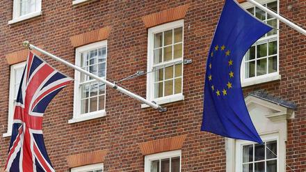 Die britische und die europäische Flagge vor dem Europe House in London.