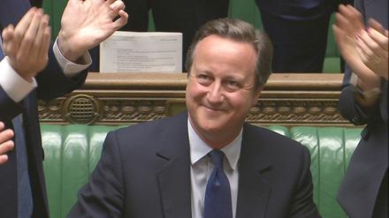 Großbritanniens scheidender Premierminister David Cameron genießt zum Abschied den Applaus im Parlament.