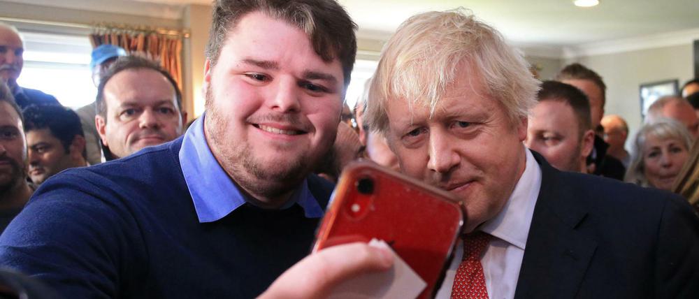 Der britische Premierminister Boris Johnson lässt sich in Sedgefield mit dem dort neu gewählten Paul Howell fotografieren.