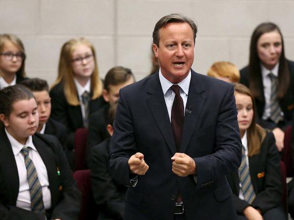Großbritanniens Premierminister David Camron, hier bei einem Schulbesuch am Mittwoch, hat die Aufnahme von "mehreren tausend" Flüchtlingen aus Syrien angekündigt.