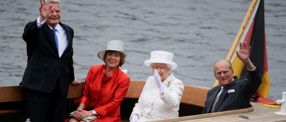 Bootsfahrt auf der Spree: Die britische Königin Elizabeth II. mit Prinz Philip (r), Bundespräsident Joachim Gauck (l) und seiner Lebensgefährtin Daniela Schadt 
