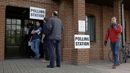 Schon am frühen Morgen warteten Briten vor den Wahllokalen.