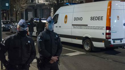 Bei Razzien in Brüssel wurden in der Nacht zum Freitag sechs Verdächtige festgenommen. 