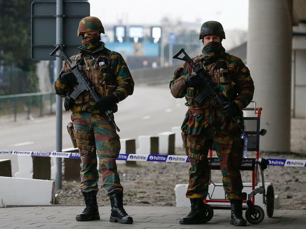Soldaten nahen dem Flughafen Brüssel nach dem Anschlägen.