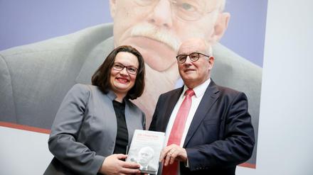 Andrea Nahles (SPD) und Volker Kauder (CDU) stellen ein Buch über den 2012 gestorbenen früheren SPD-Fraktionschef Peter Struck vor. 