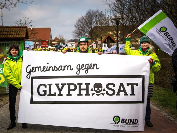 BUND-Aktivisten demonstrieren gegen Glyphosat. Die Umweltverbände haben ihre Kampagne monatelang verfolgt und sind selbst etwas überrascht über ihren Erfolg. 