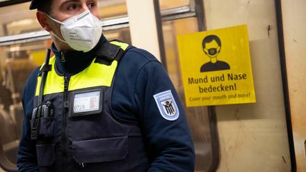 Kontrolle der Maskenpflicht: Sicherheitsmitarbeiter der Münchner Verkehrsgesellschaft (Archivbild)