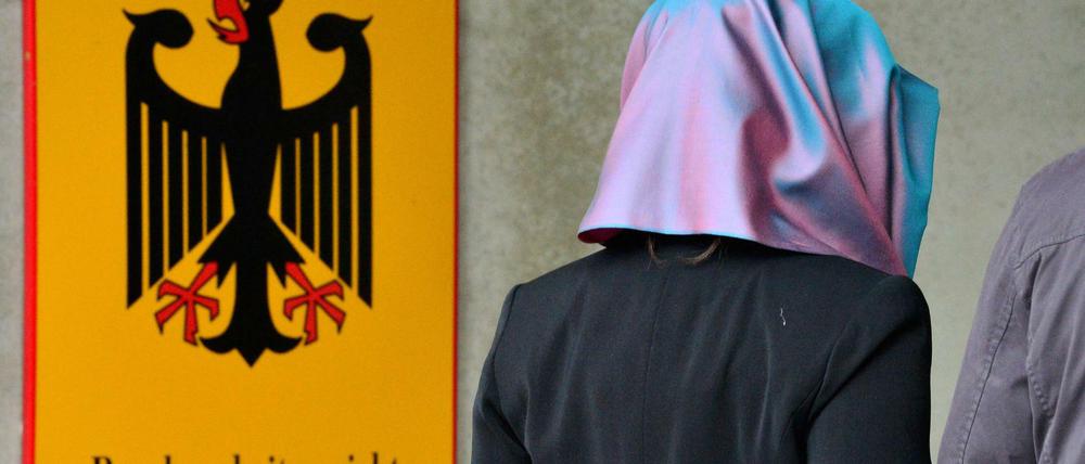Eine junge Frau mit Kopftuch vor dem Bundesarbeitsgericht (Symbolbild) 