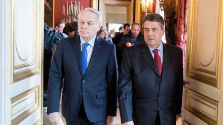 Außenminister Sigmar Gabriel (rechts) am Samstag beim Empfang durch seinen französischen Amtskollegen Jean-Marc Ayrault.