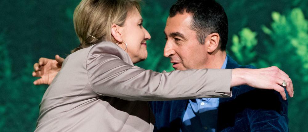 Die scheidenden Bundesvorsitzenden Simone Peter und Cem Özdemir umarmen sich bei einer außerordentlichen Bundesdelegiertenkonferenz von Bündnis 90/Die Grünen in Hannover.
