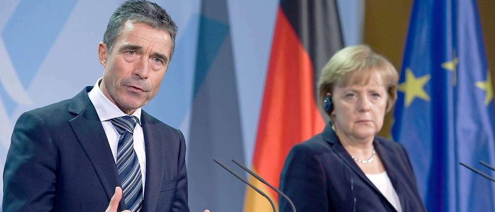 Generalsekretär Anders Fogh Rasmussen lobte den Libyen-Einsatz nach einem Treffen mit Bundeskanzlerin Angela Merkel (CDU) in Berlin als "eine der erfolgreichsten Missionen in der Geschichte der Nato".
