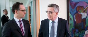 Bundesjustizminister Heiko Maas (l, SPD) und Bundesinnenminister Thomas de Maiziere (CDU) am 23.03.2016 im Bundeskanzleramt. 
