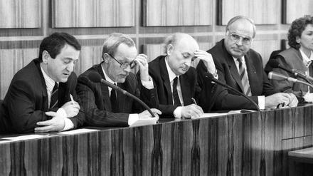 Wolfgang Schnur (v.l.n.r.), Vorsitzender des Demokratischen Aufbruch, wurde gemeinsam mit Lothar de Maiziere (CDU) und Hans Wilhelm Ebeling (DSU) von Bundeskanzler Helmut Kohl in Bonn empfangen.