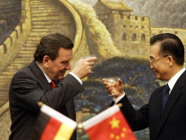 Von seiner China-Politik scheint sich die SPD zu emanzipieren: Gerhard Schröder prostet 2004 dem chinesischen Premierminister Wen Jiabao in Bejing zu.