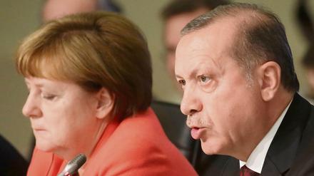 Ein Großteil der Befragten wünscht sich von Angela Merkel weniger Rücksichtnahme auf den türkischen Staatspräsidenten Recep Tayyip Erdogan.