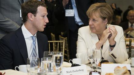 Facebook-Gründer Mark Zuckerberg spricht in New York mit Bundeskanzlerin Angela Merkel am Rande des UN-Gipfels über Nachhaltigkeit.