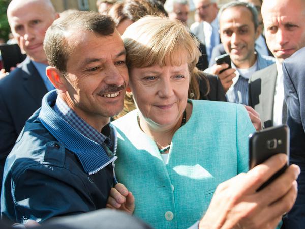 CSU und SPD kritisieren Merkels vorgehen in der Flüchtlingskrise in Europa.