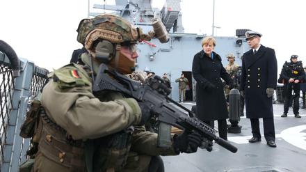  Bundeskanzlerin Angela Merkel (CDU) - hier im Januar auf dem Deck der Korvette Braunschweig am Marinestützpunkt in Kiel - plädiert für eine massive Aufstockung des Wehr-Etats.