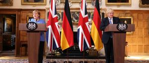Ein letztes Mal in Chequers. Kanzlerin Angela Merkel und Premier Johnson bei ihrer Pressekonferenz am Freitag. 