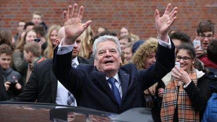 Gauck hat Freude an seinem Amt. Hier bei einem Besuch in einer Schule