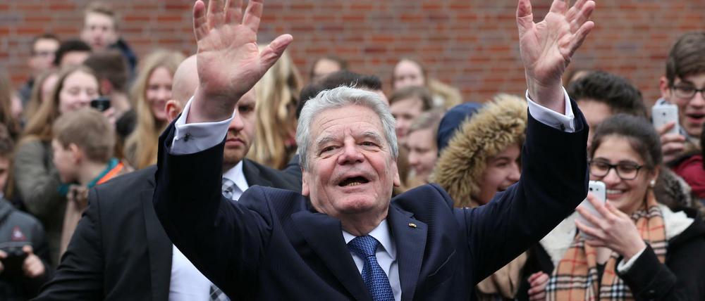 Gauck hat Freude an seinem Amt. Hier bei einem Besuch in einer Schule