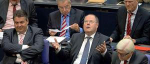 Peer Steinbrück ringt bei der Generaldebatte im Bundestag um ein Lob für den Euro-Kurs seiner Partei.