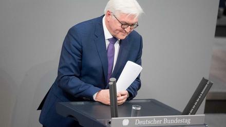 Frank-Walter Steinmeier (SPD) verneigt sich im Bundestag vor den Abgeordneten. Es war seine letzte Rede als Minister.