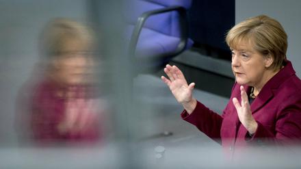 In der Defensive: Bundeskanzlerin Angela Merkel (CDU) muss im Bundestrag ihre Flüchtlingspolitik verteidigen.