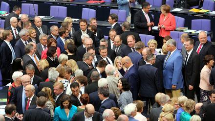 Abgeordnete nehmen während einer Sondersitzung des Deutschen Bundestages an einer Abstimmung teil. 