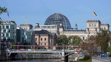 Trügerische Idylle: Ein Cyber-Angriff auf das interne Datennetz des Bundestags beunruhigt die Sicherheitsbehörden.